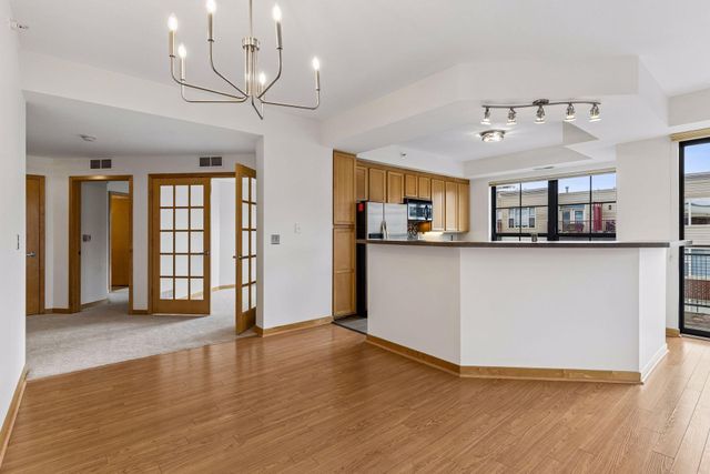 2566 Ellis Avenue 404, Saint Paul, MN 55114