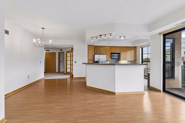 2566 Ellis Avenue 404, Saint Paul, MN 55114