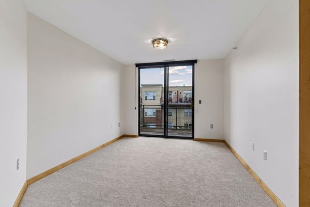 2566 Ellis Avenue 404, Saint Paul, MN 55114