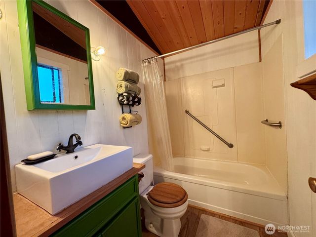 153 Chinook Way, Center Island, WA 98221