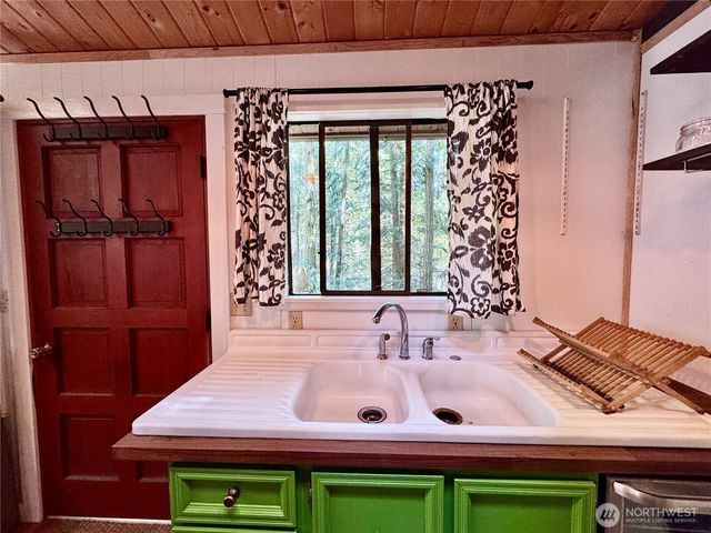 153 Chinook Way, Center Island, WA 98221