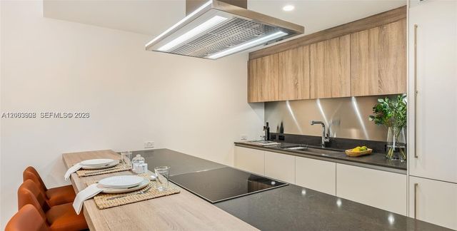1000 Brickell Plaza 2711, Miami, FL 33131
