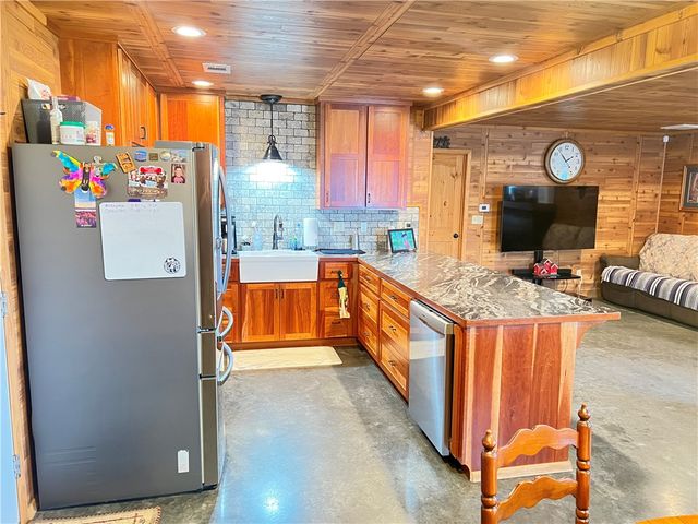 105 CR 1751, London, AR 72847