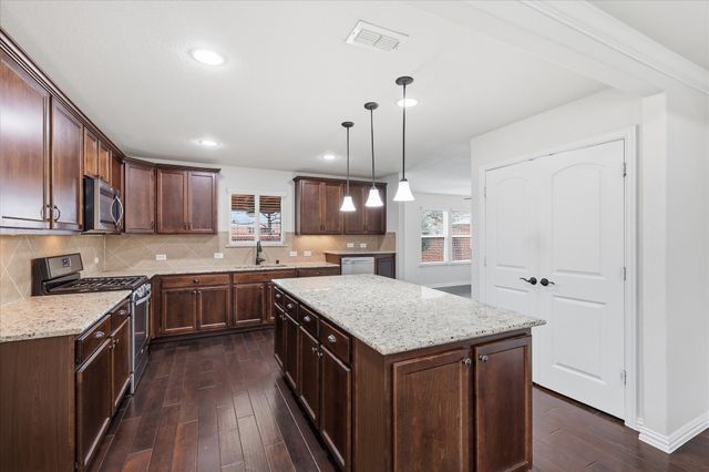 7992 Cool River Drive, Frisco, TX 75036