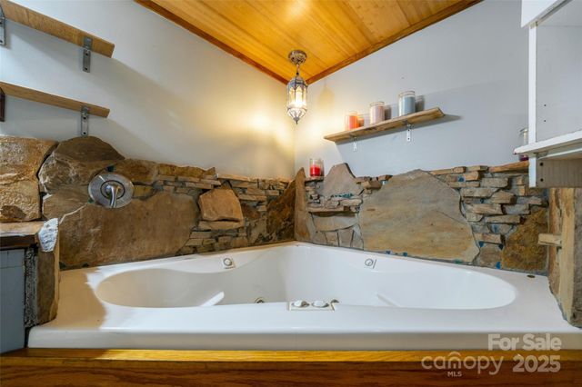 106 Gordon Drive, Flat Rock, NC 28731