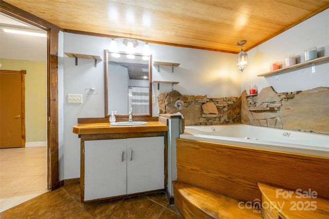 106 Gordon Drive, Flat Rock, NC 28731