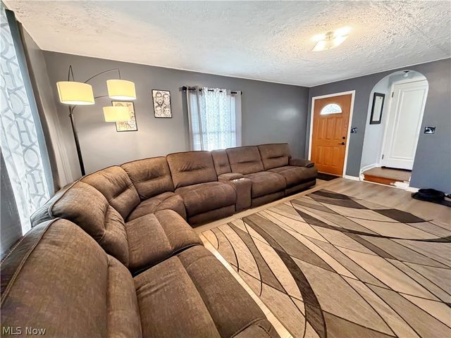 911 17th Street NE, Massillon, OH 44646
