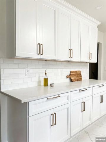 32 Beechwood Road, Cresskill, NJ 07626