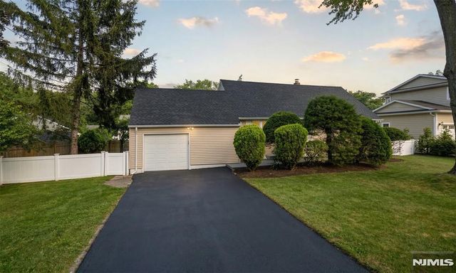 32 Beechwood Road, Cresskill, NJ 07626