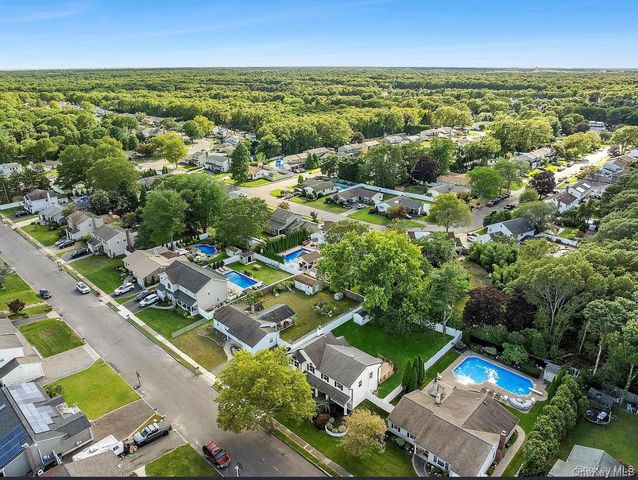 36 Flintridge Drive, Holbrook, NY 11741