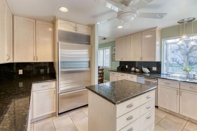 3063 W Pembrook Loop, Fresno, CA 93711