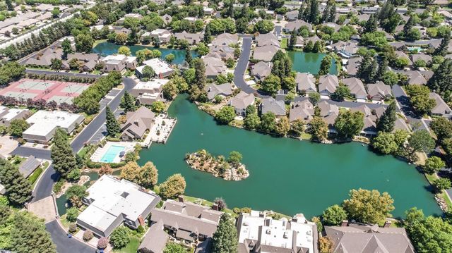 3063 W Pembrook Loop, Fresno, CA 93711