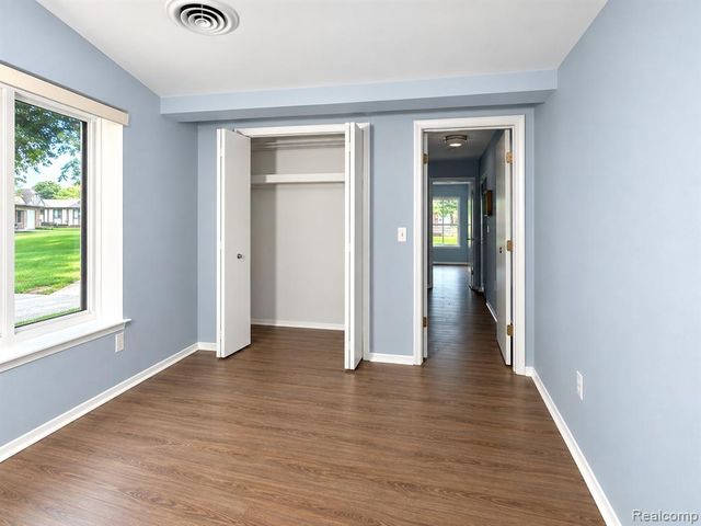 29900 Grand Oaks Drive 18, Warren, MI 48092