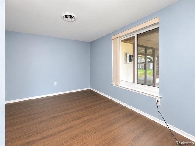 29900 Grand Oaks Drive 18, Warren, MI 48092