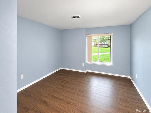 29900 Grand Oaks Drive 18, Warren, MI 48092