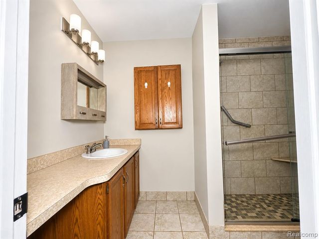 29900 Grand Oaks Drive 18, Warren, MI 48092