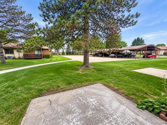 29900 Grand Oaks Drive 18, Warren, MI 48092