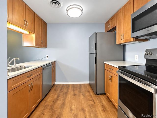 29900 Grand Oaks Drive 18, Warren, MI 48092