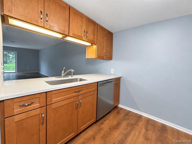 29900 Grand Oaks Drive 18, Warren, MI 48092