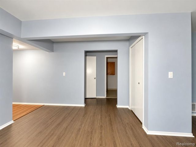 29900 Grand Oaks Drive 18, Warren, MI 48092