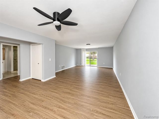 29900 Grand Oaks Drive 18, Warren, MI 48092