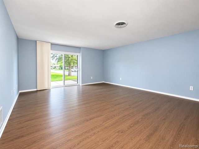 29900 Grand Oaks Drive 18, Warren, MI 48092