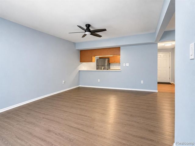 29900 Grand Oaks Drive 18, Warren, MI 48092