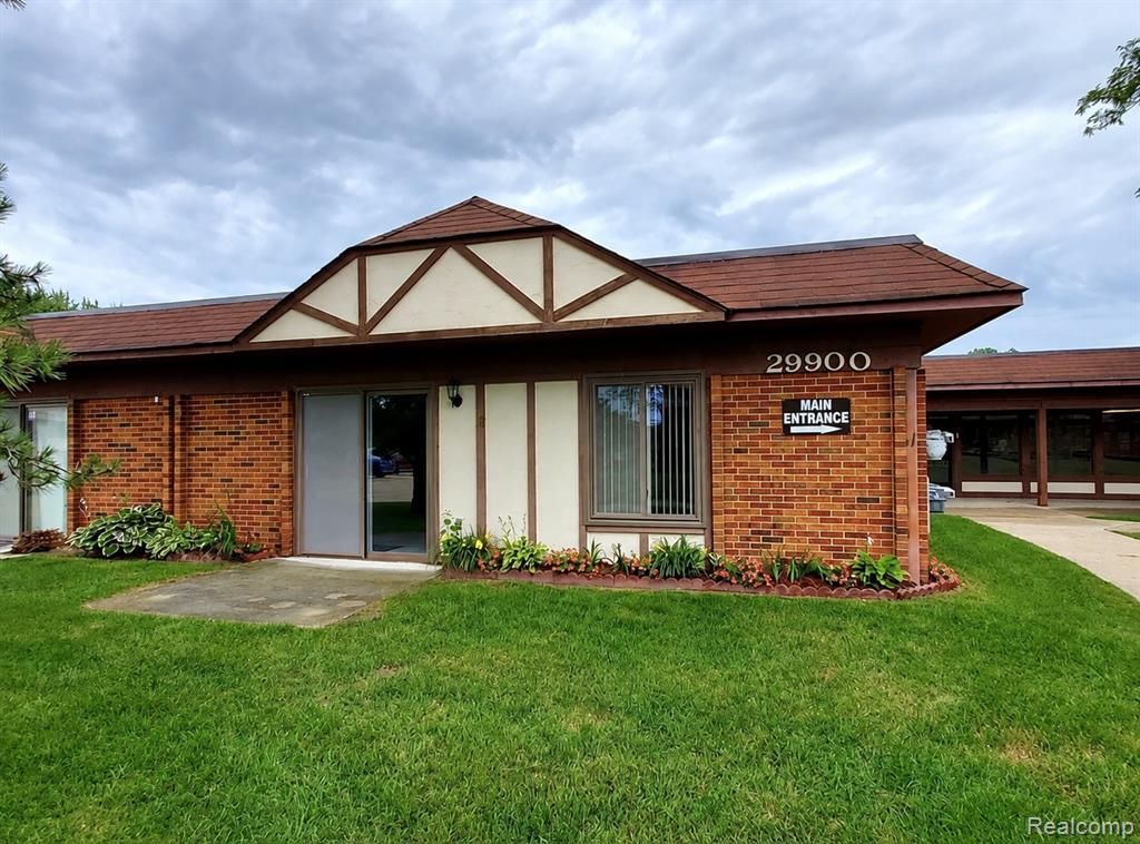 29900 Grand Oaks Drive 18, Warren, MI 48092