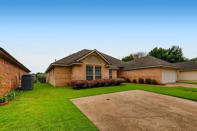 5930 River Bend Drive, Benbrook, TX 76132