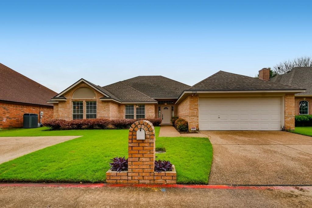 5930 River Bend Drive, Benbrook, TX 76132