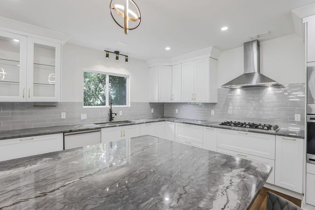 2421 Airport Drive, Columbus, OH 43219
