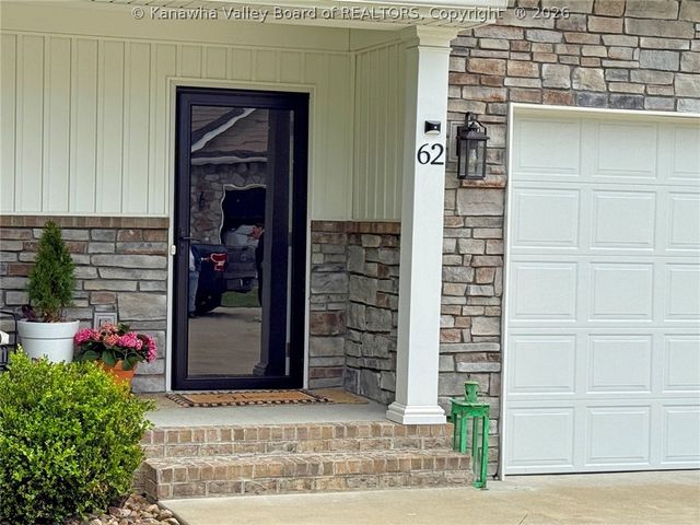 62 Cottage Lane, Hurricane, WV 25526