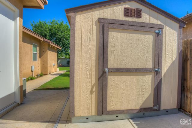 10102 Stoneham Street, Bakersfield, CA 93314