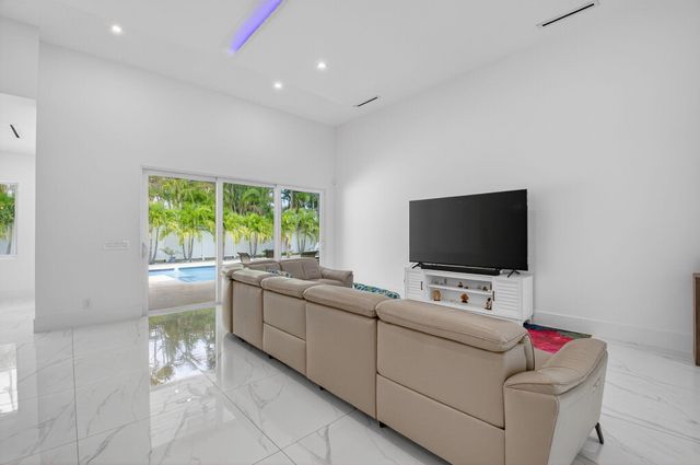 711 NE 6th Street, Boca Raton, FL 33432