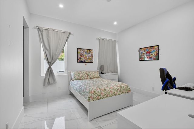 711 NE 6th Street, Boca Raton, FL 33432