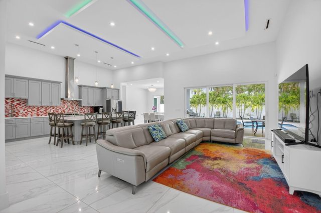 711 NE 6th Street, Boca Raton, FL 33432