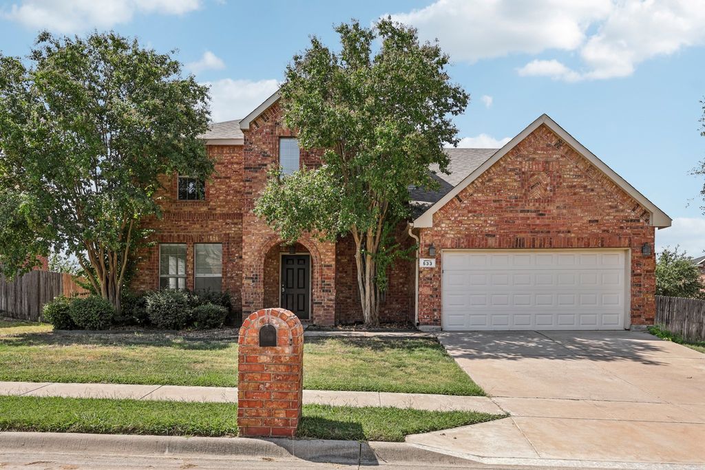 533 Crown Oaks Drive, Fort Worth, TX 76131