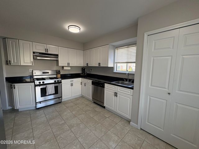 902 Buckingham Circle, Middletown, NJ 07748