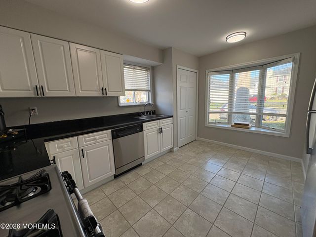 902 Buckingham Circle, Middletown, NJ 07748