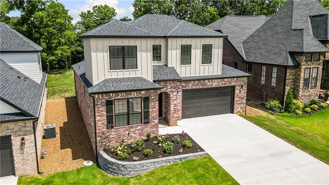 2512 N Crossover Road, Fayetteville, AR 72703