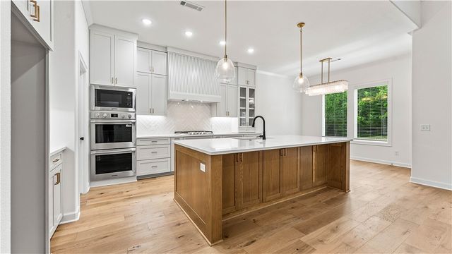 2512 N Crossover Road, Fayetteville, AR 72703