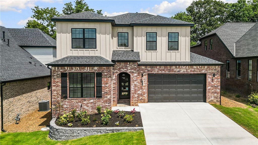 2512 N Crossover Road, Fayetteville, AR 72703