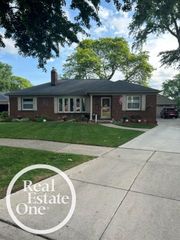 1012 N Brys Drive, Grosse Pointe Woods, MI 48236