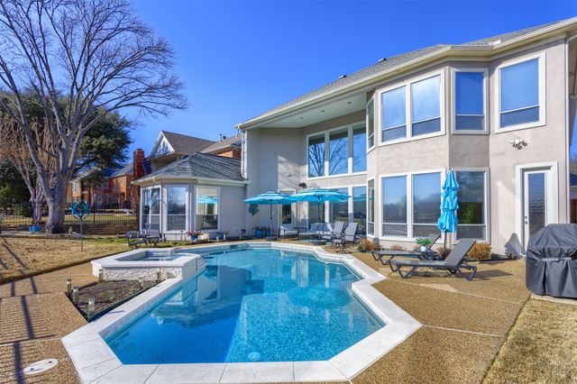 824 Hills Creek Drive, Mckinney, TX 75072