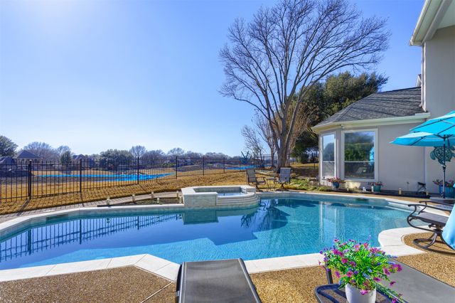 824 Hills Creek Drive, Mckinney, TX 75072