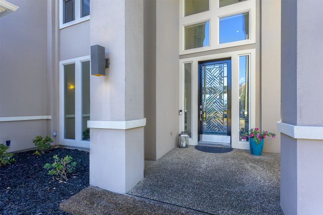 824 Hills Creek Drive, Mckinney, TX 75072