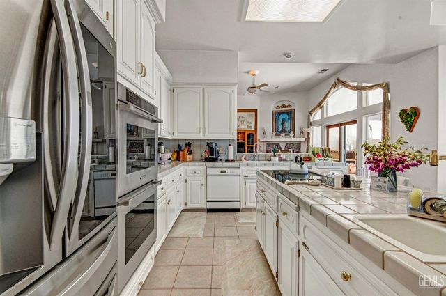 12401 Longmeadow Way, Bakersfield, CA 93312