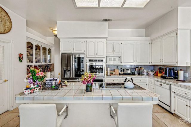 12401 Longmeadow Way, Bakersfield, CA 93312