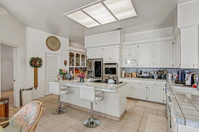 12401 Longmeadow Way, Bakersfield, CA 93312