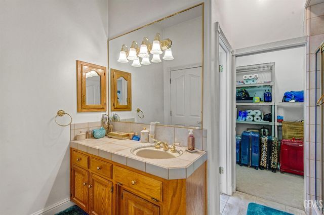 12401 Longmeadow Way, Bakersfield, CA 93312